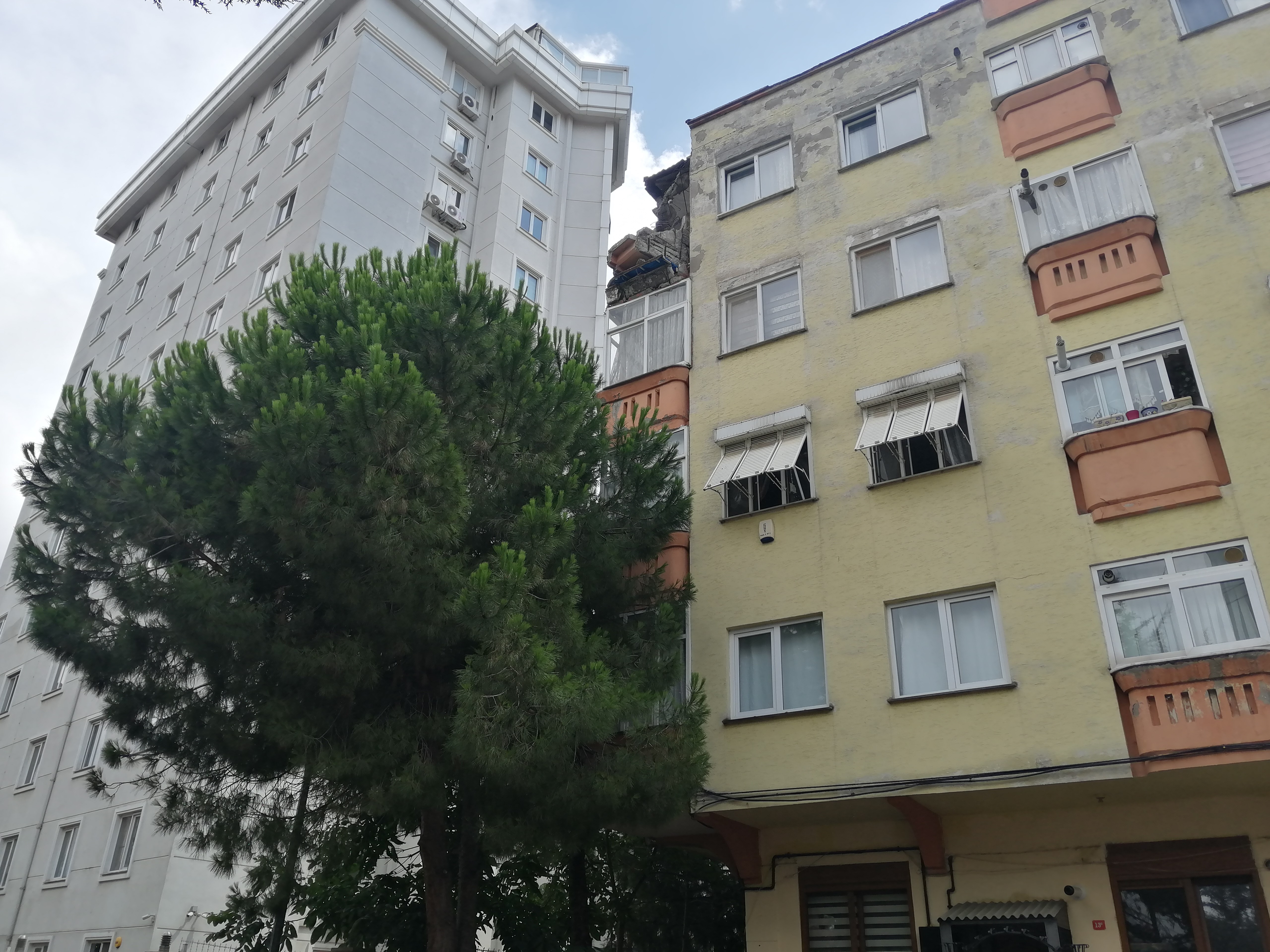 İstanbul’da 4 katlı binada balkon çöktü