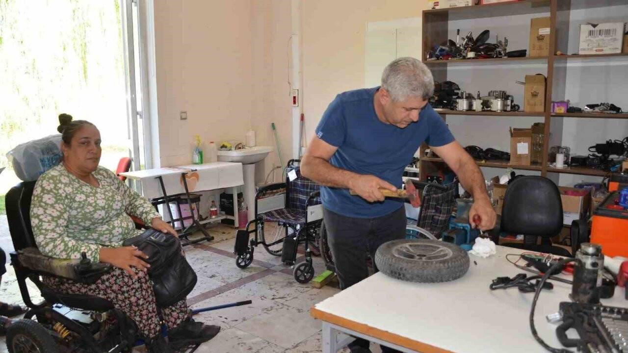 Burada engelli bireylerin kullandığı tekerlekli sandalyeler ücretsiz tamir ediliyor