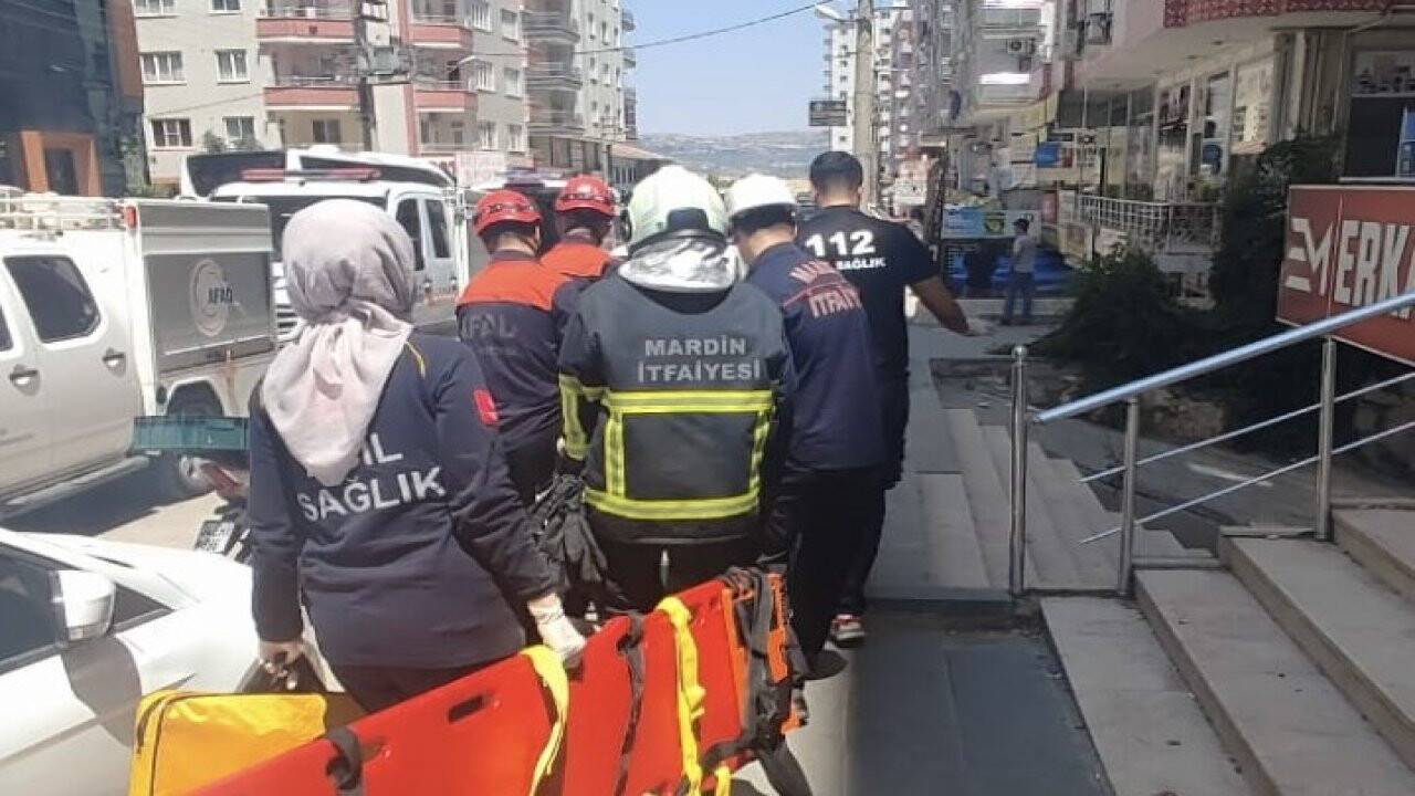 Asansörün düşmesi sonucu 3 kişi yaralandı