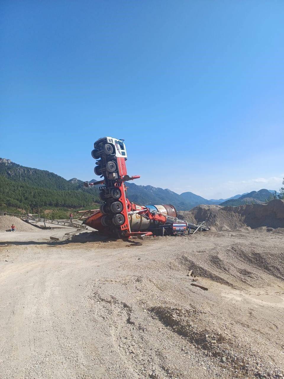 Adana’da vinç devrildi: 1 ölü