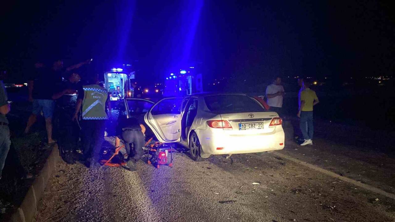 Tır ile otomobil çarpıştı: 3 ölü, 1 yaralı