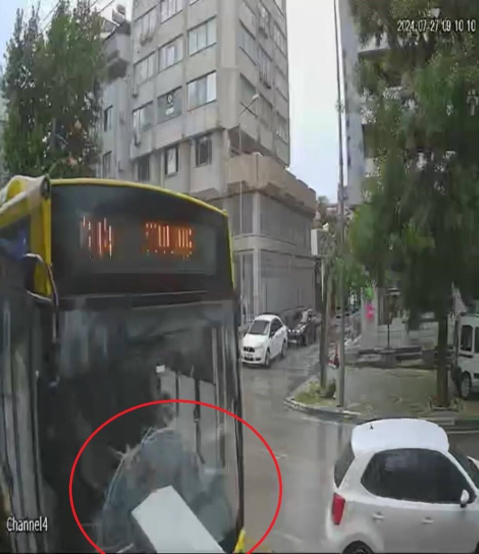 Sıkıştırdığı otobüs kaza yaptı, o hiçbir şey yok gibi yoluna devam etti (VİDEOLU)