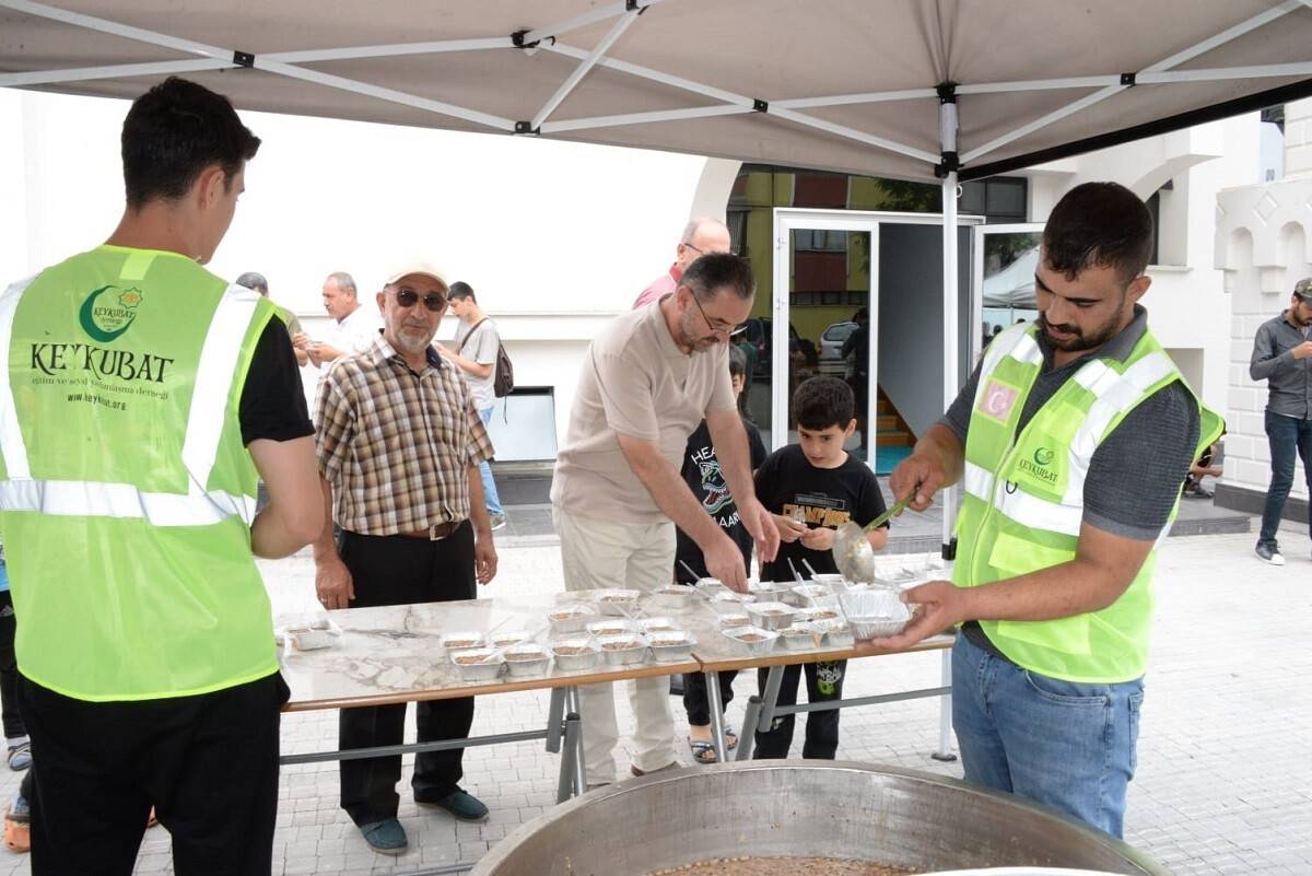 Keykubat Derneği’nden aşure ikramı