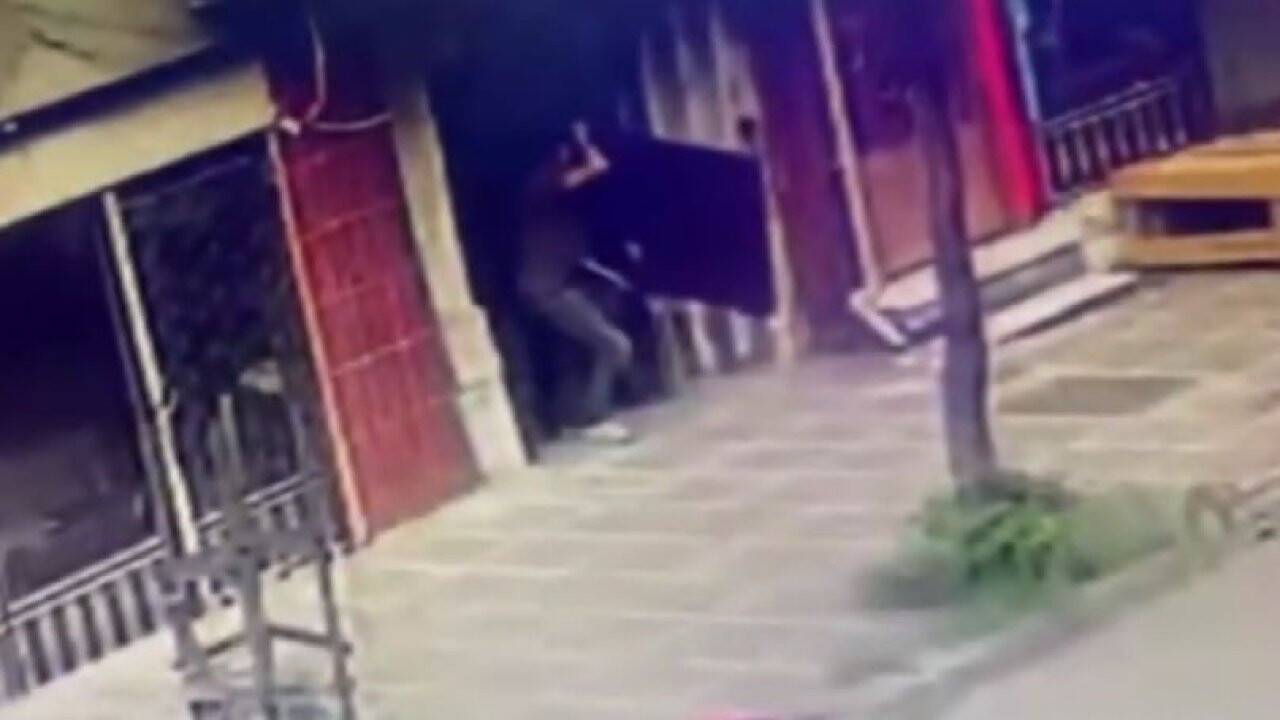 İlginç hırsızlık kamerada: Apartmanın kapısını söküp çaldı