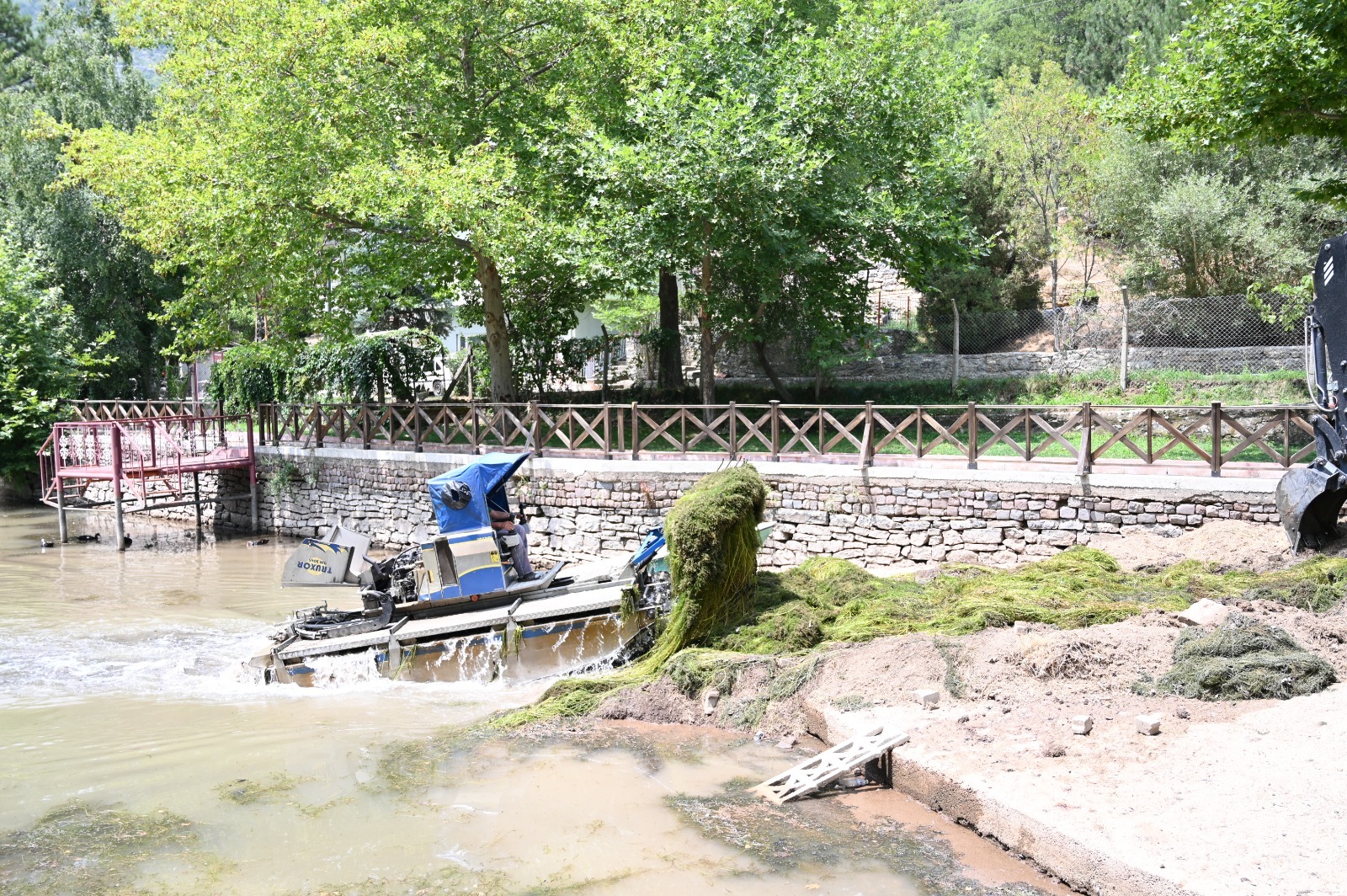 Seydişehir'de turistlerin uğrak noktası olan parkta gölet temizliği