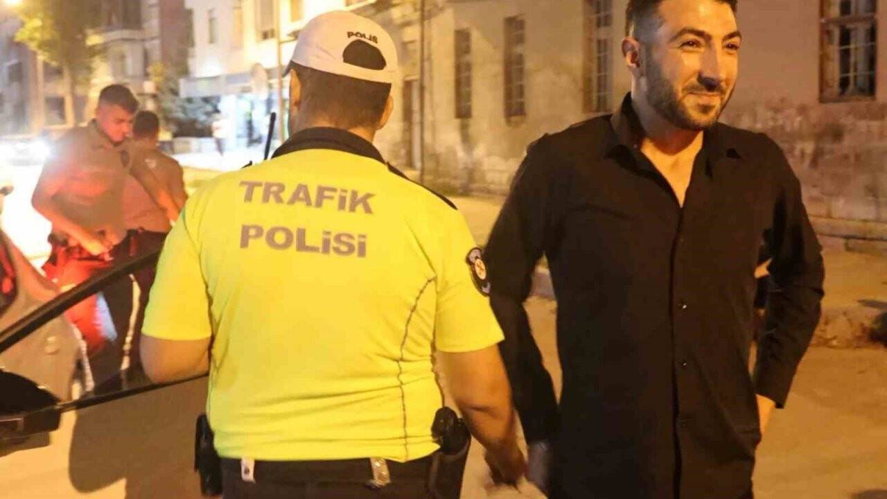 Aksaray'da aracı bağlanan sürücü egzoz sesinden vazgeçemedi