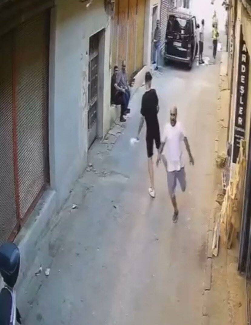 Polisten kaçan şüpheliye vatandaştan çelme (TIKLA&İZLE)