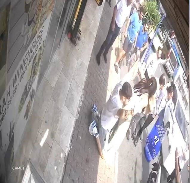 Polisin silah doğrulttuğu şahsa halası siper oldu (TIKLA&İZLE)