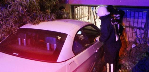 Acemi sürücü aracıyla evin içine girdi