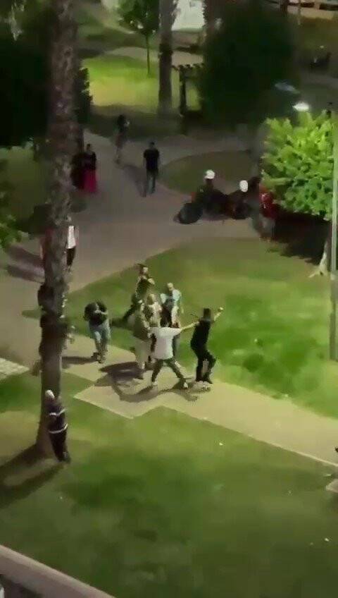 Kimlik soran polise taşla saldırdılar