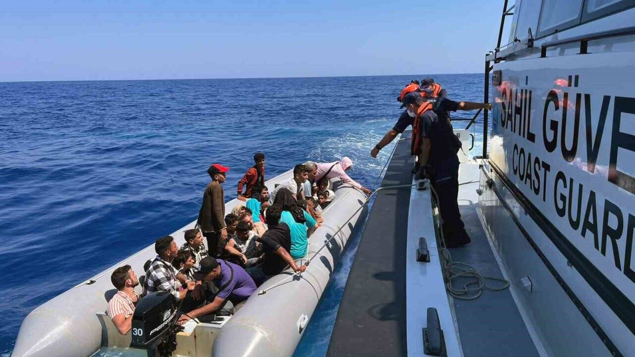 Düzensiz göçmenleri taşıyan botun imdadına sahil güvenlik yetişti