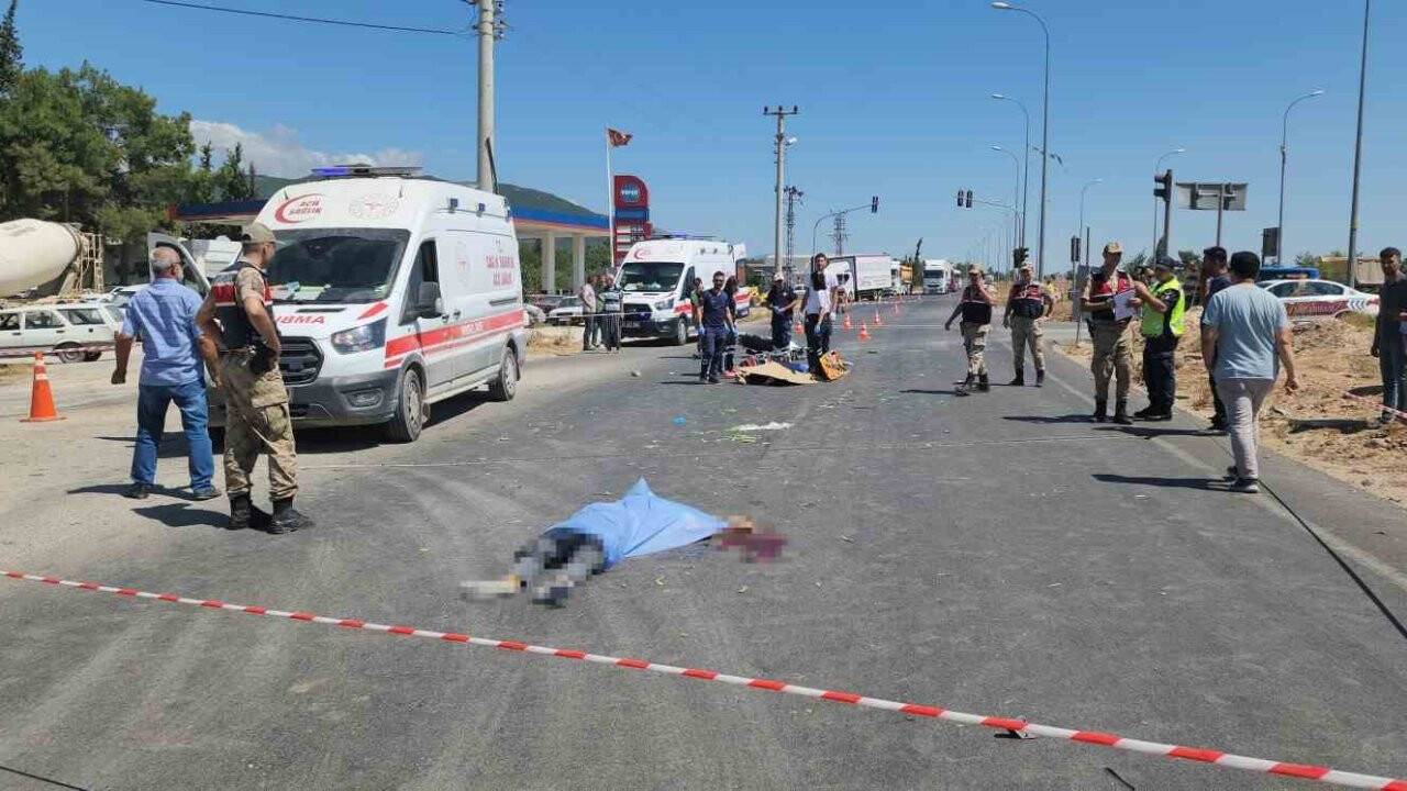 Kamyonetle çarpışan motosikletteki 2 kişi öldü