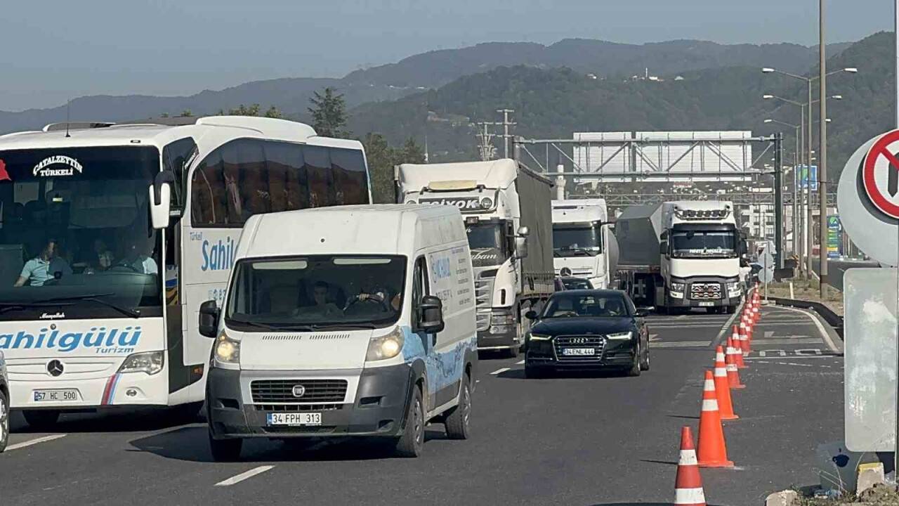 Otoyol kapandı trafik karıştı