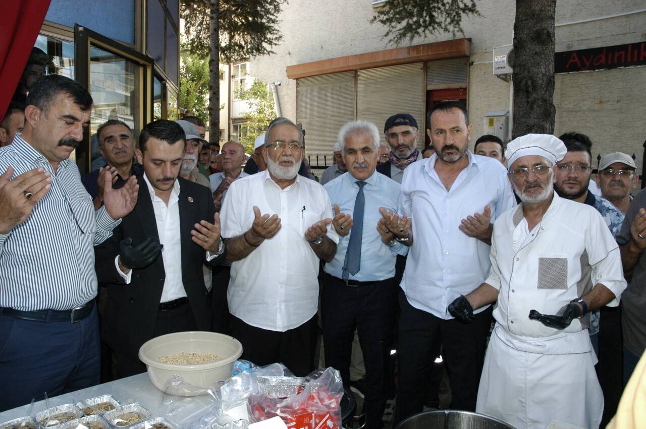 Selçuklu muhtarlarından mahallelilere aşure ikramı