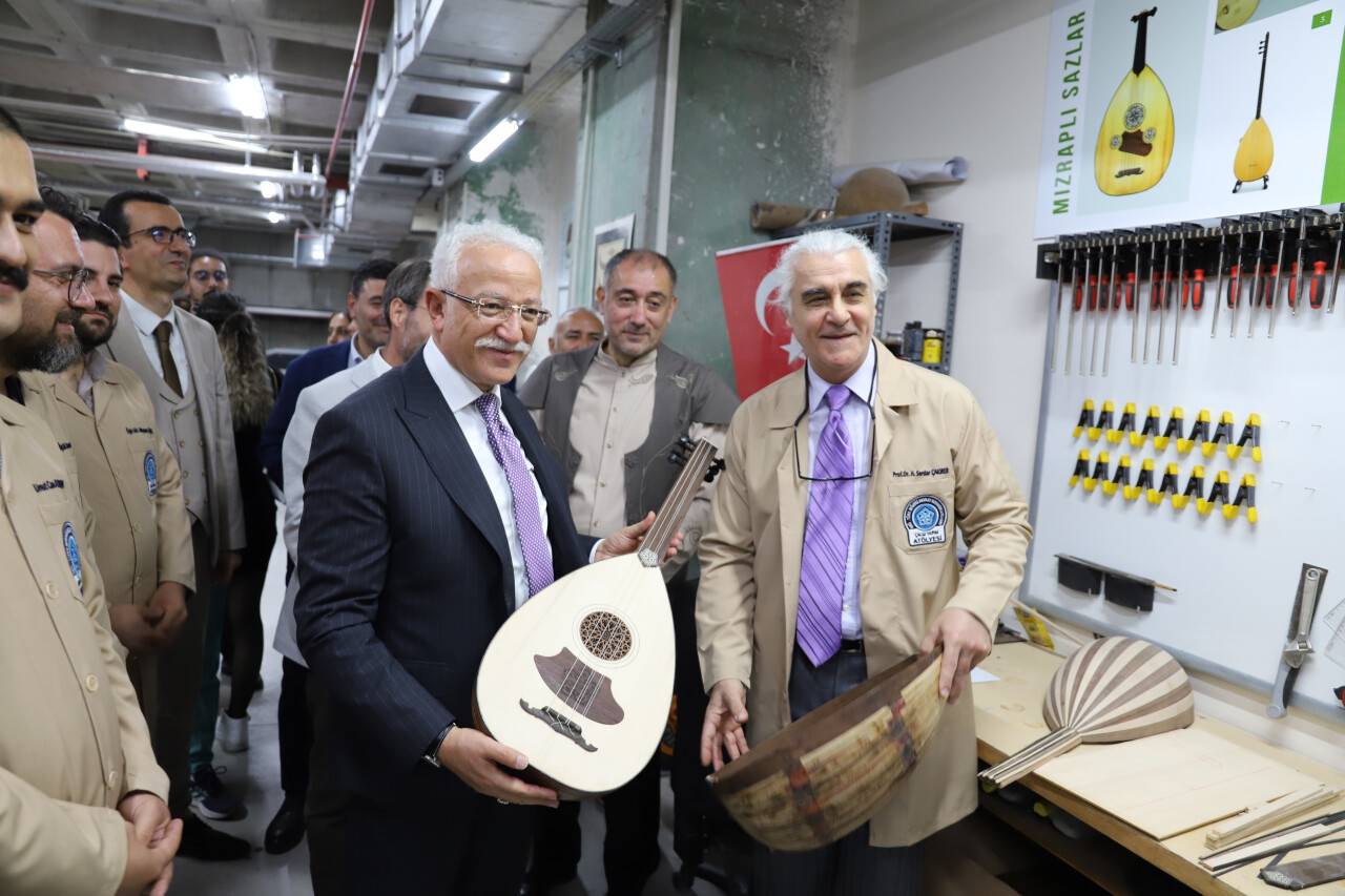Konya'da hem sanat öğretiyor hem de çalgı üretiyorlar