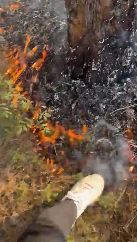 Örtü yangınını ayağı ile söndürmeye çalıştı