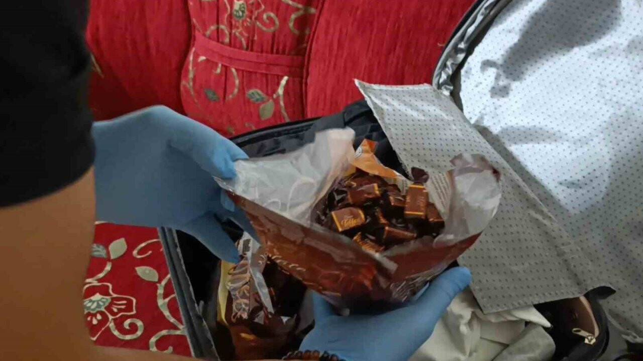 Hollanda'dan gelen gurbetçi hediyelik çikolatalara uyuşturucu sakladı