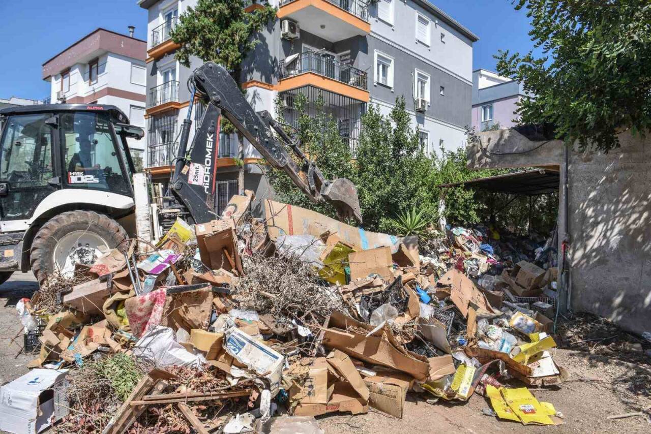 Çöp ev operasyonu: 12 kamyon çöp çıkarıldı