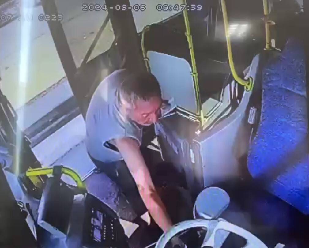 Otobüs şoförünü tokatladı, anahtarı alıp kaçtı (VİDEOLU)