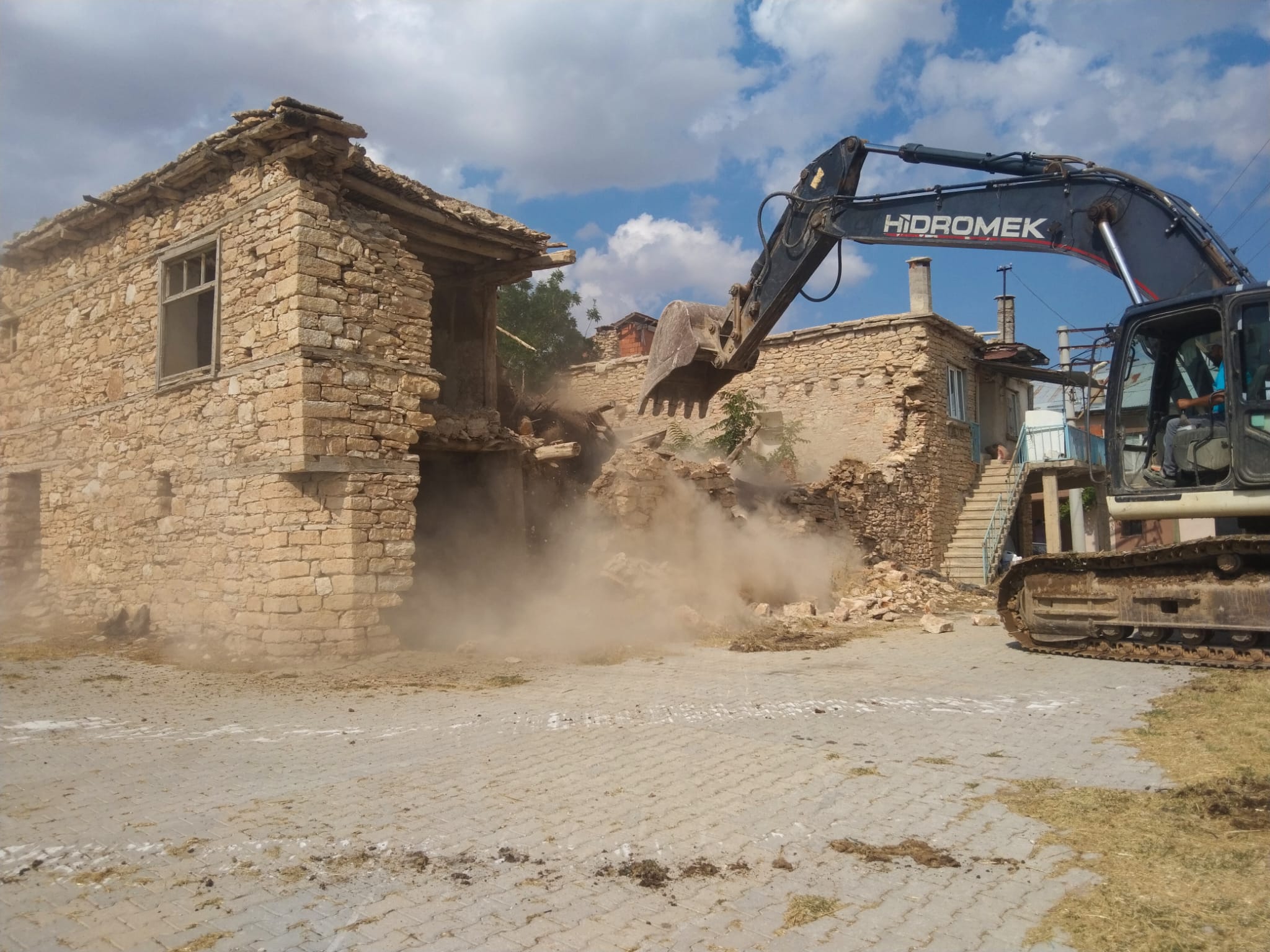 Konya'da metruk binaların yıkımı sürüyor