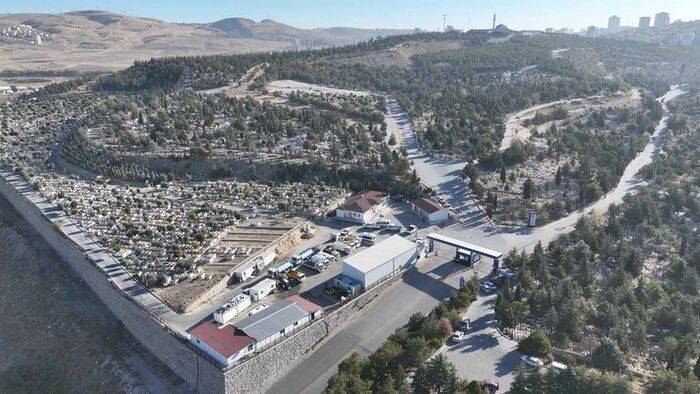 Mezar başında ‘bakmadın’ kavgası (TIKLA&İZLE)