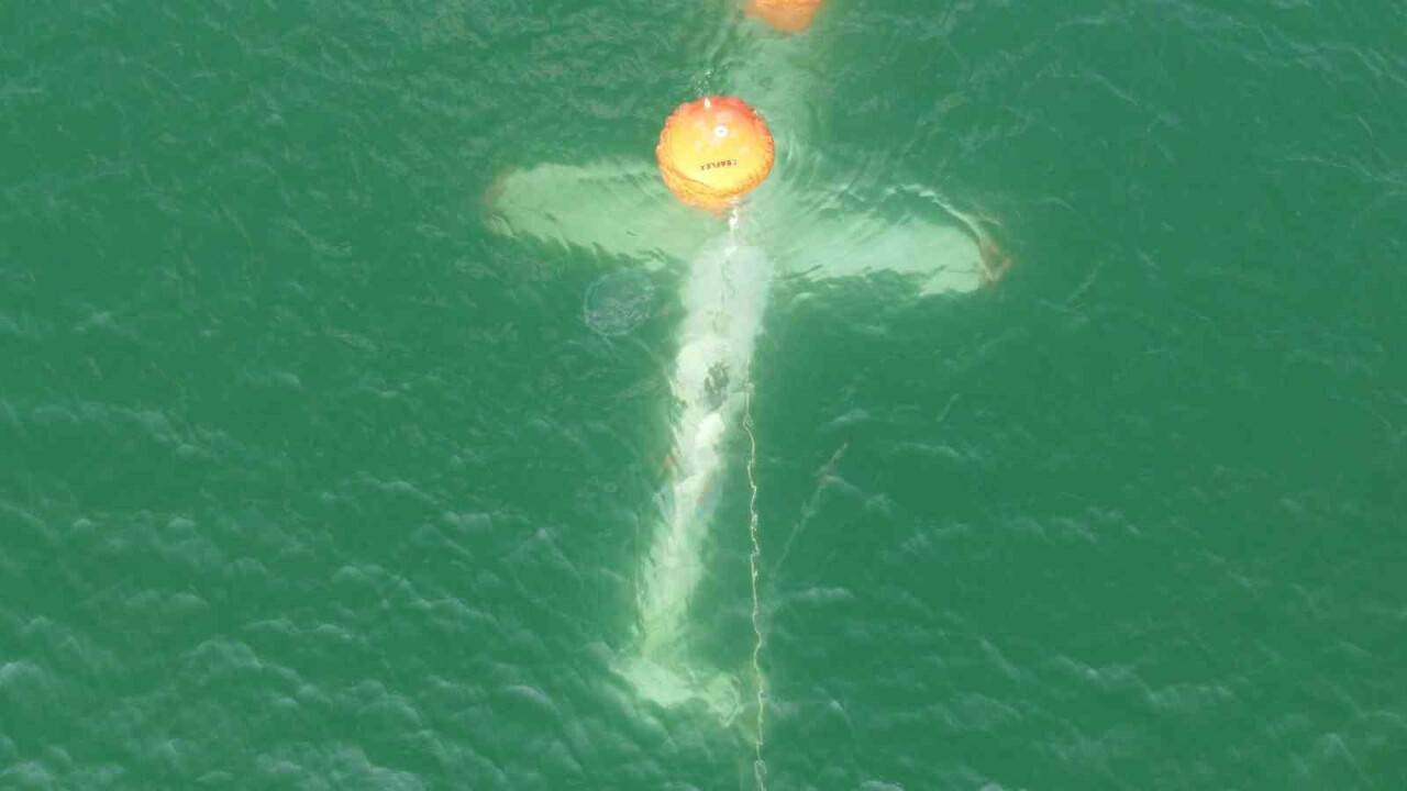 Baraja düşen helikopter yüzdürülerek karaya çıkarılıyor