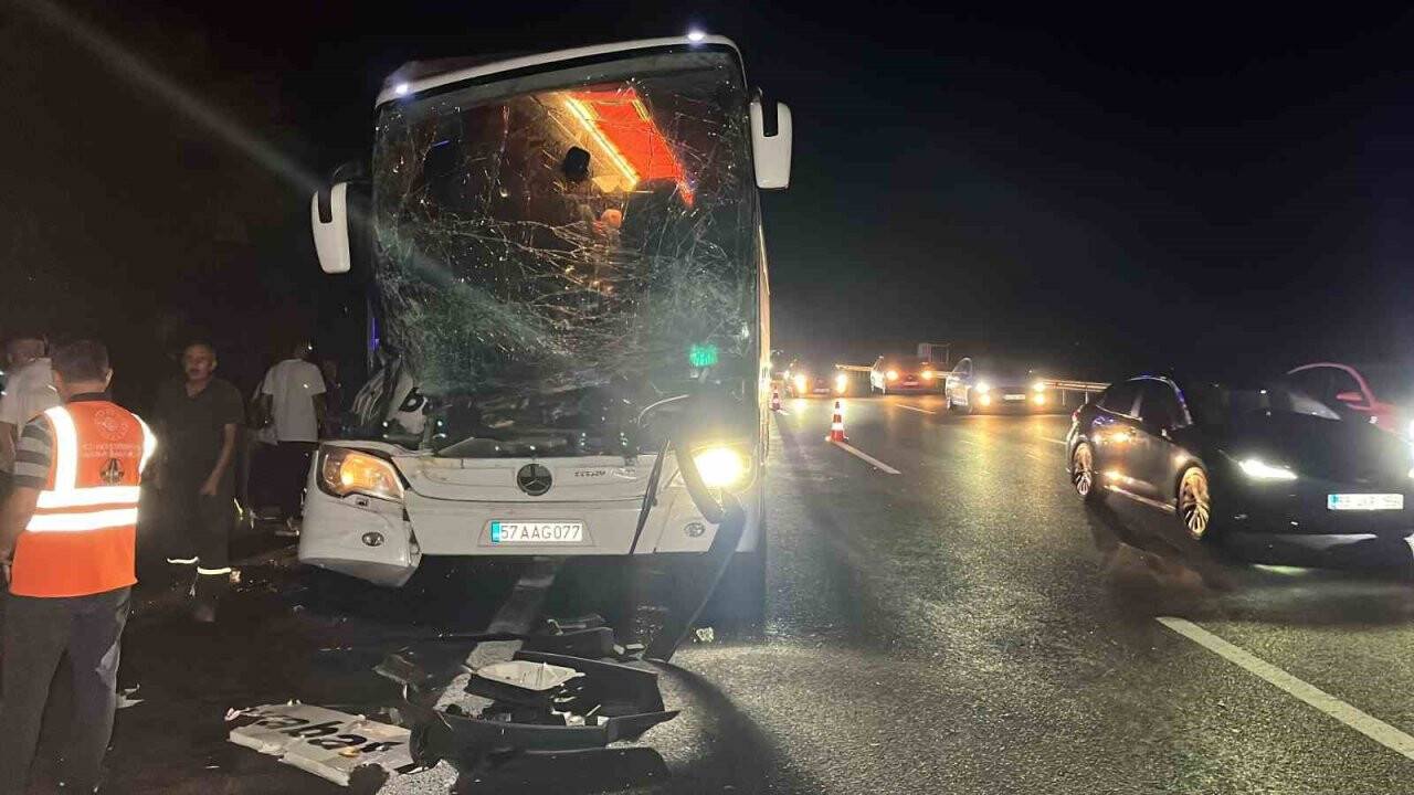 Düzce'de yolcu otobüsü, TIR'a arkadan çarptı: 25 yaralı