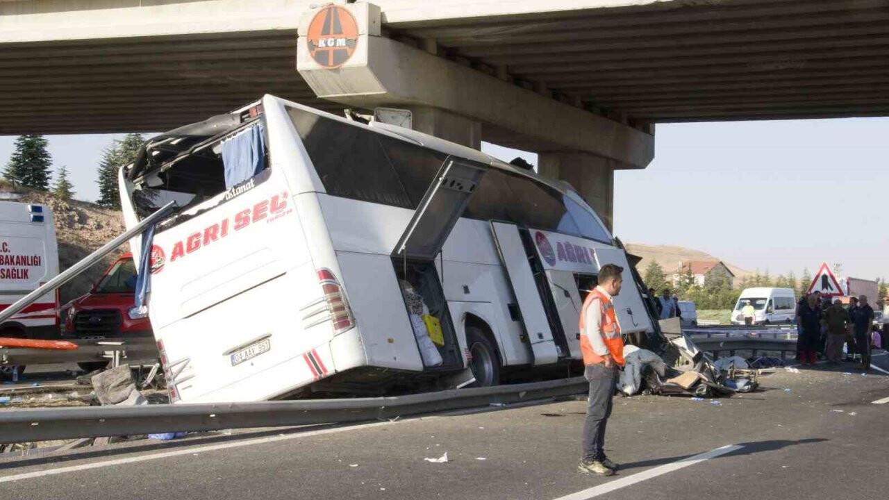 Başkent'te yolcu otobüsü köprü ayağına çarptı: 9 ölü, 26 yaralı