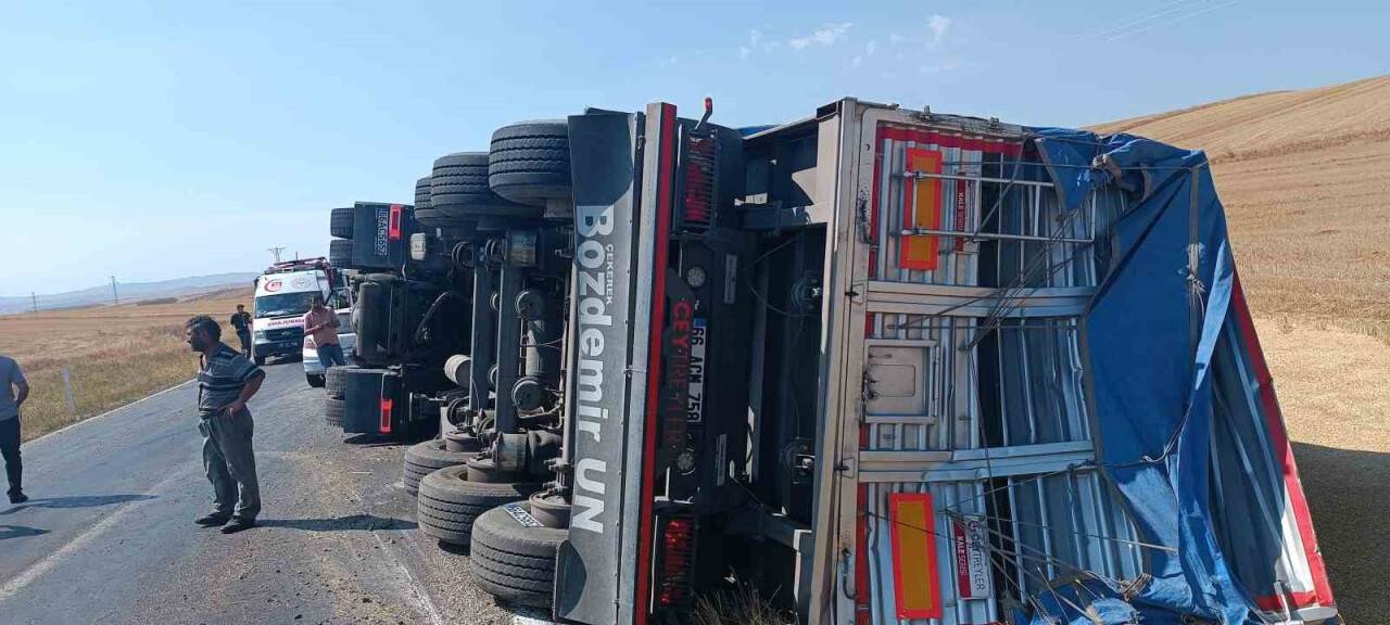 Kontrolden çıkan tır yan yattı: 2’si çocuk 3 yaralı