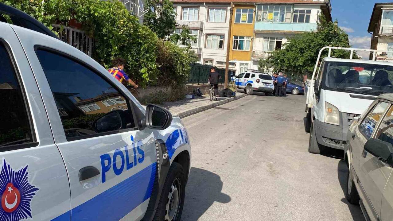 Evden ayrılmak isteyen eşini sokak ortasında bıçakladı