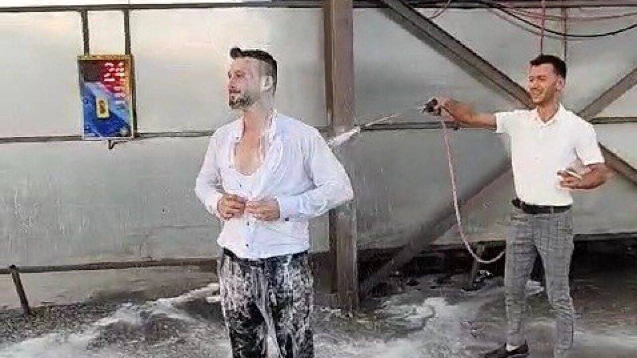 Oto yıkamada bu sefer araç değil damat yıkandı