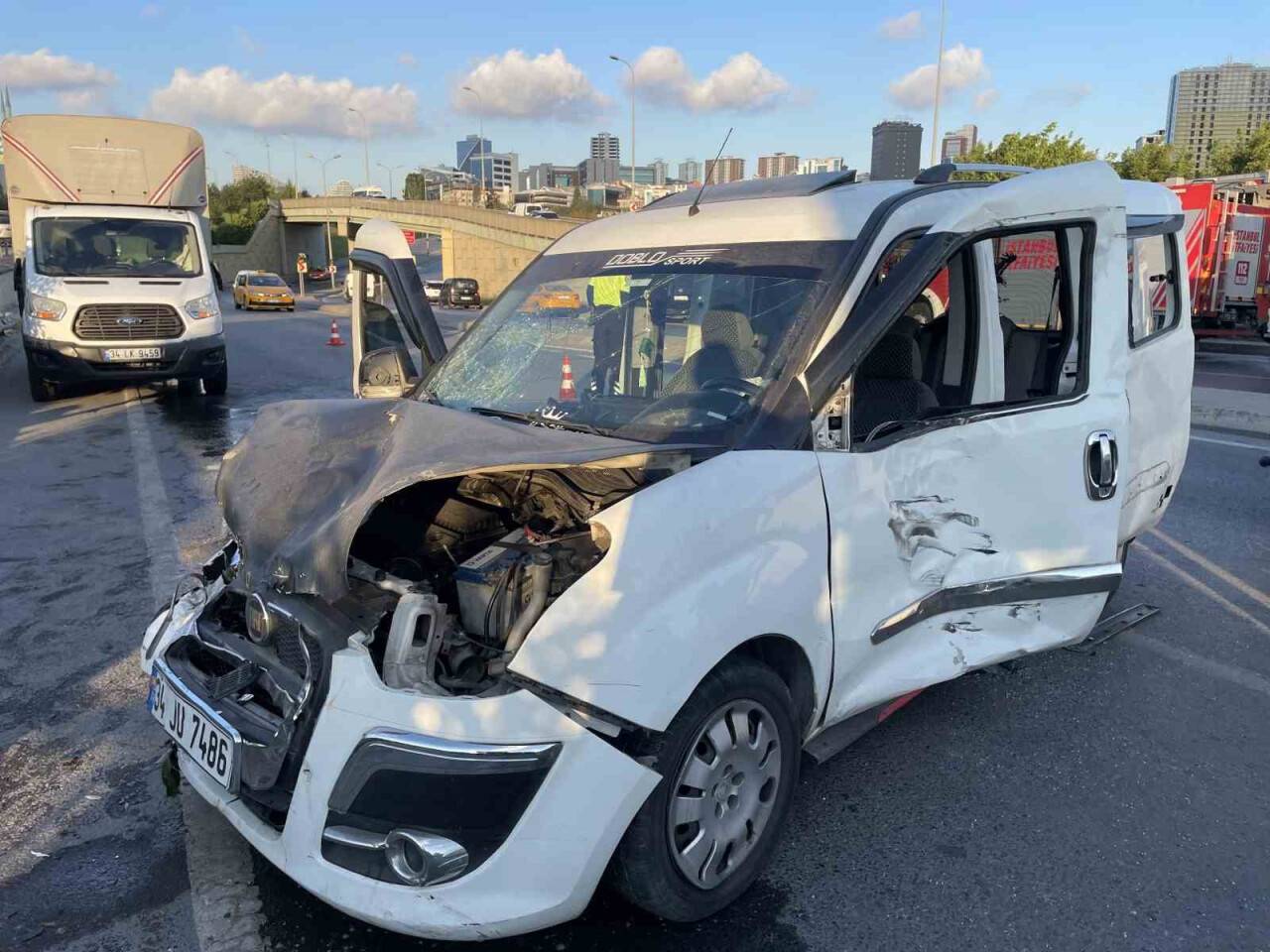 Bağcılar’da bozulan araç için bekleyenlere araba çarptı: 2’si ağır 5 yaralı