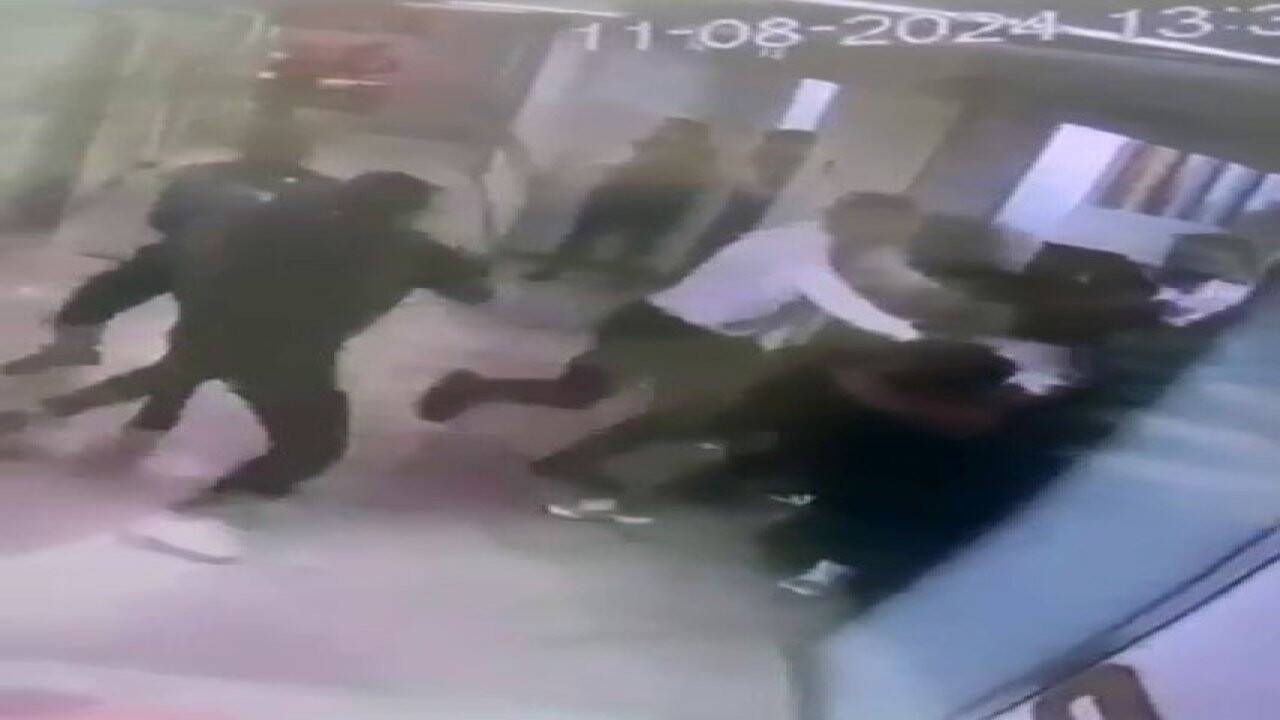 İstanbul'da hastane güvenliğine yumruklu saldırı kamerada