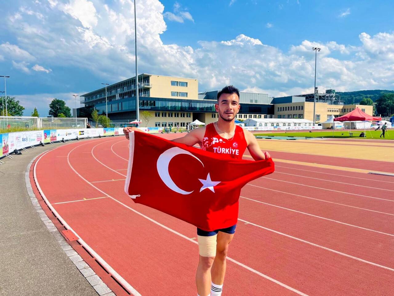 Koyuncu Grup sporcunun yanında