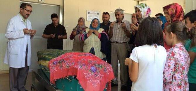 GENÇ KIZ TELEVİZYON BAŞINDA ÖLDÜ