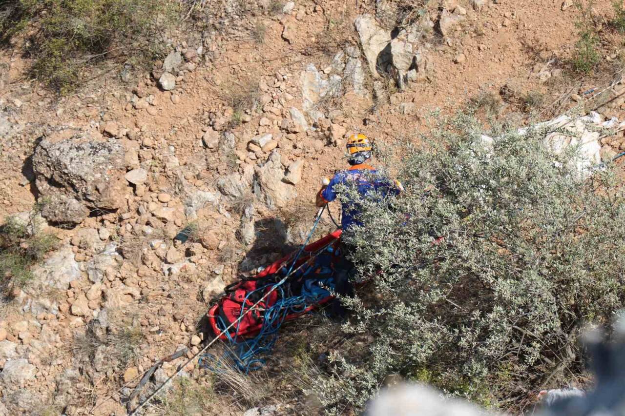 Otomobil uçuruma yuvarlandı: Olay yerinde hayatlarını kaybettiler