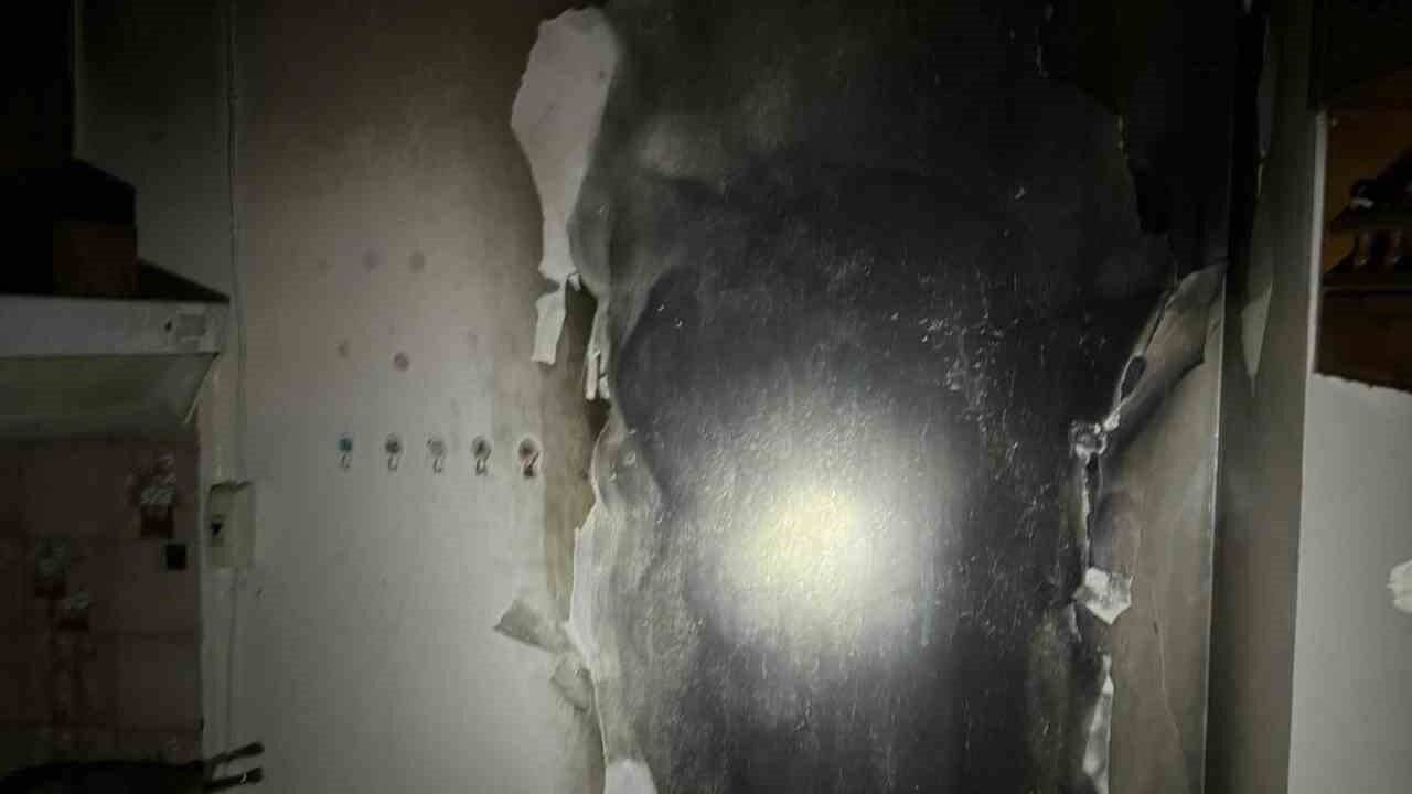 Hatay'da buzdolabı alev aldı