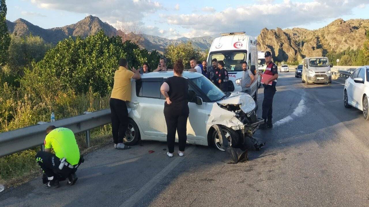 Bariyerlere çarpan otomobildeki 3 kişi yaralandı.