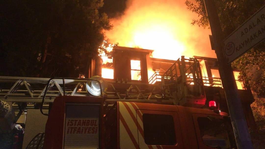Büyükada’da 2 katlı ahşap bina alev alev yandı