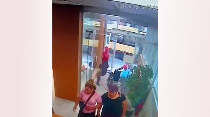 Önce kargaşa çıkardılar, sonra tekerlekli sandalyeyi çaldılar (VİDEOLU)