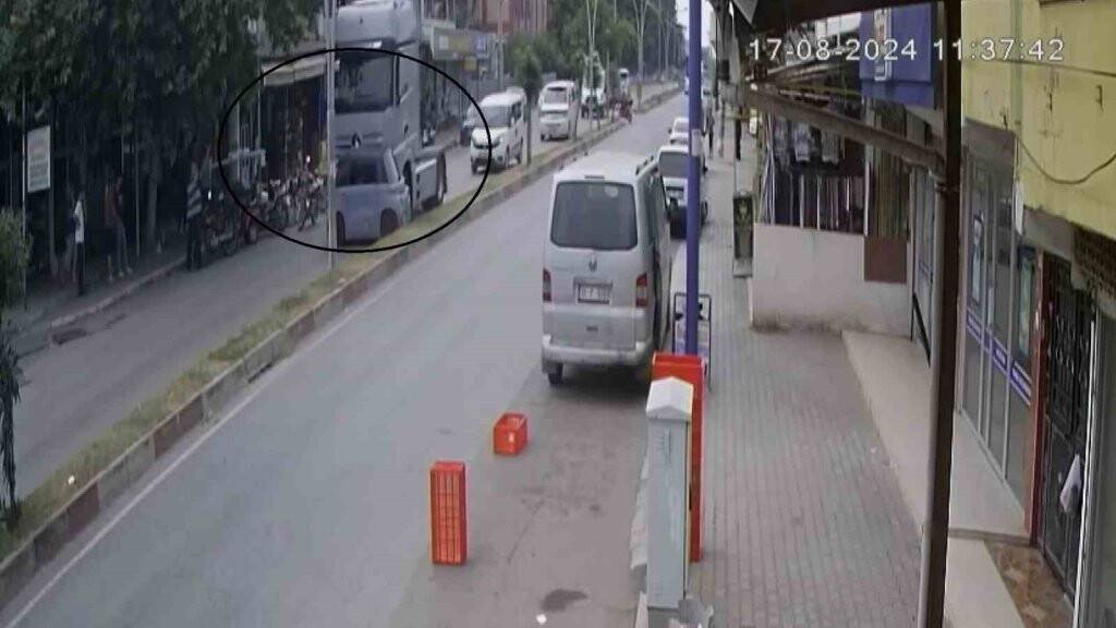 Tır, mini aracı oyuncak araba gibi sürükledi (TIKLA&İZLE)