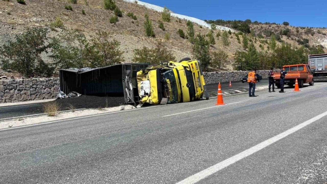 Kömür yüklü TIR devrildi: Karayolu trafiği aksadı