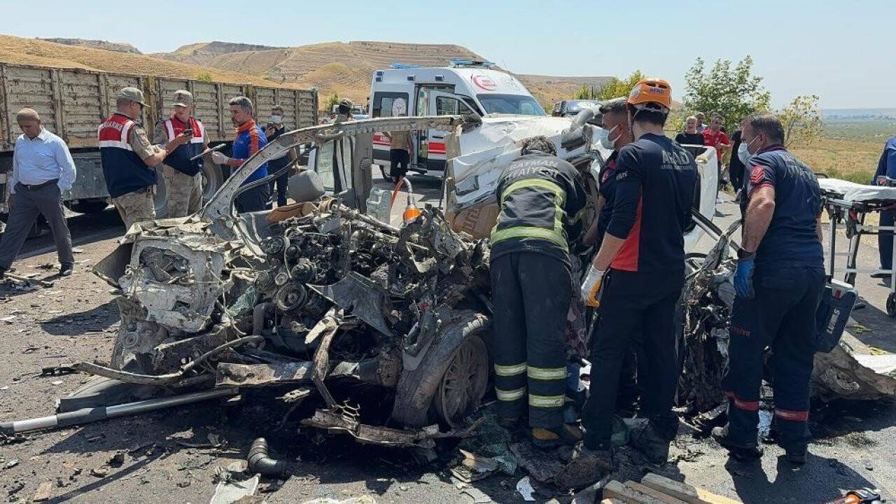 Düğün yolunda feci kaza: 4 ölü, 1 yaralı