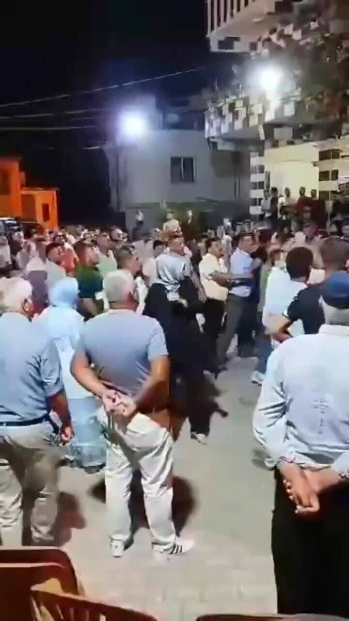 Halay başı olmak için kavga ettiler! Sandalyeler havada uçuştu (TIKLA&İZLE)