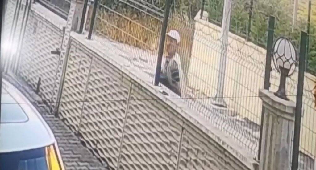 Bir ileri bir geri gitti... Volta atan hırsız kameraya yansıdı