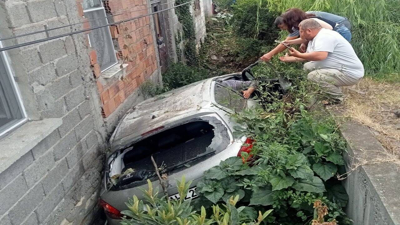 Kontrolden çıkan otomobil evin bahçesine girdi