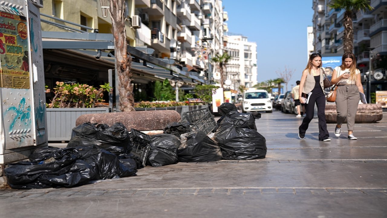 Belediye çalışanları işi bıraktı, şehrin merkezinde çöp yığınları oluştu