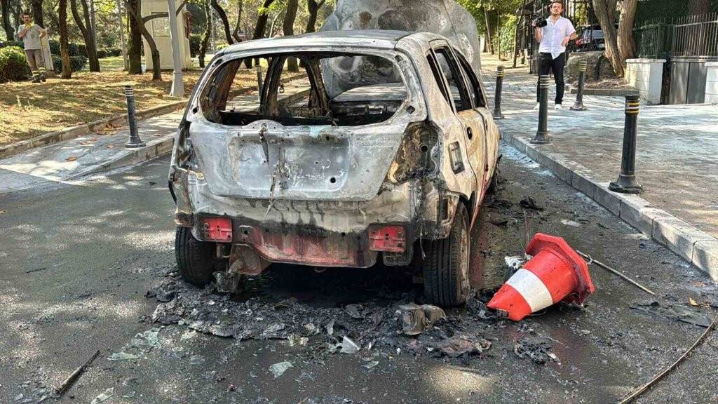 İstanbul'da alev alev yanan araç küle döndü