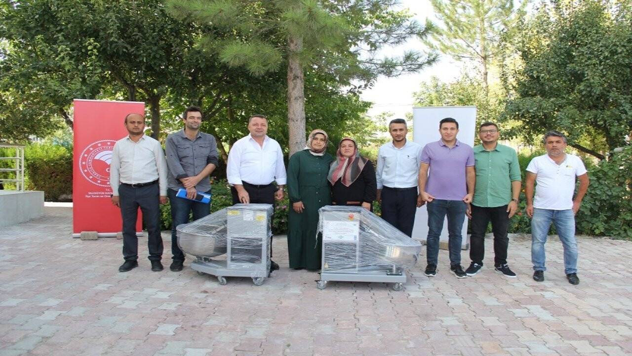 İlçe müdürlüğü tarafından Yalıhüyük'teki çiftçilere budama makası ve hamur karma makinesi dağıtıldı