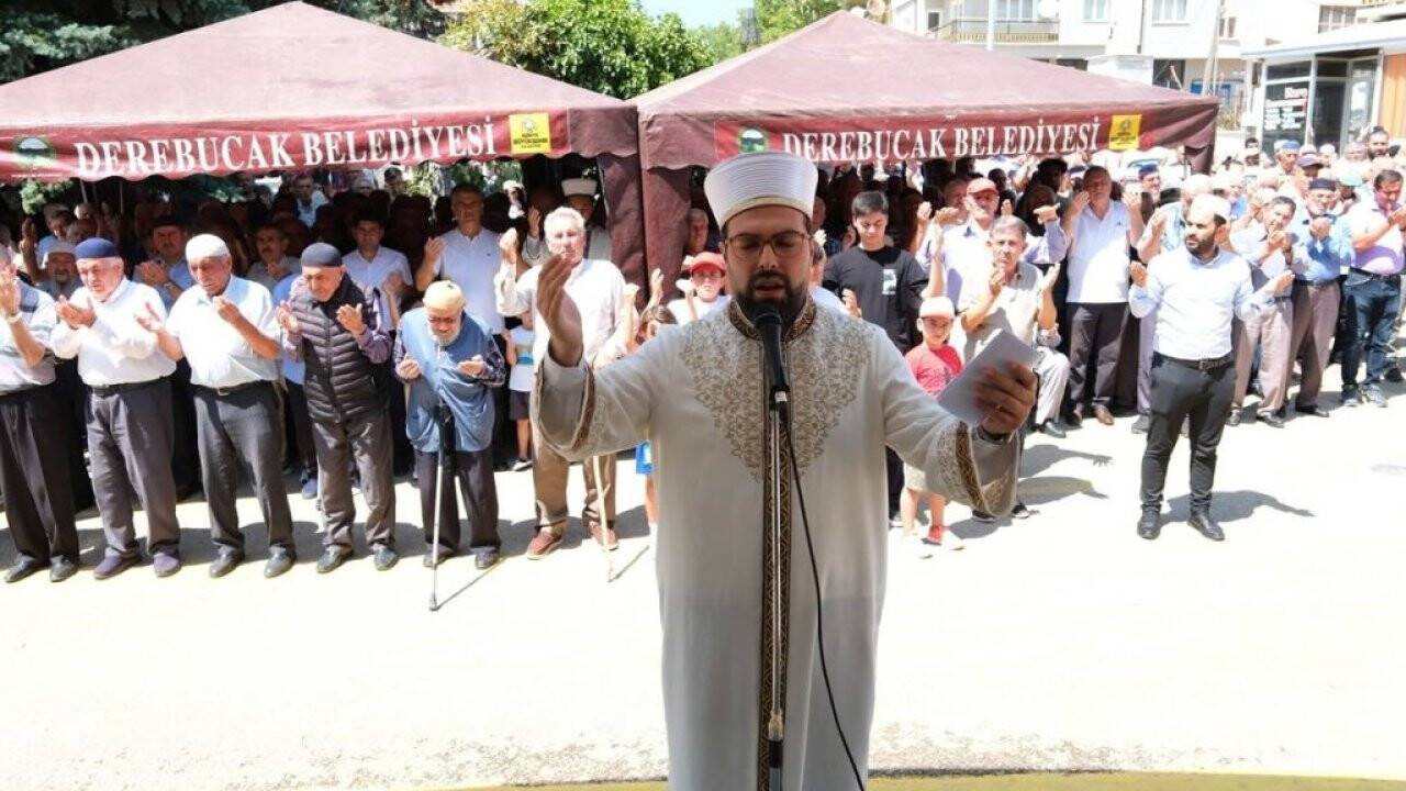 Konya'da eller yağmur duası için açıldı